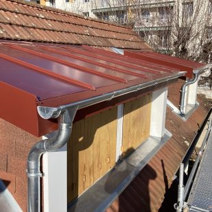 Habillage de lucarnes en aluminium laqué coloris rouge tuile.